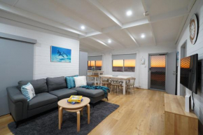 OCEA84 - Quinns Beach Shack: Ocean Views